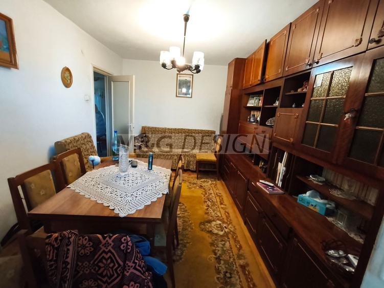 Apartament cu 3 camere decomandat în Lipovei