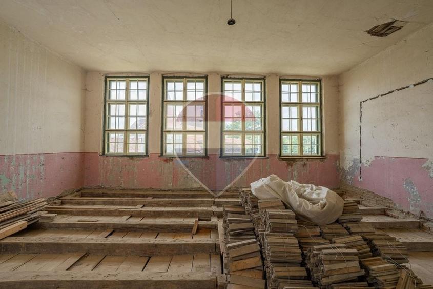 Casă individuală cu 7 camere cu Teren 1600 Mp în Bruiu