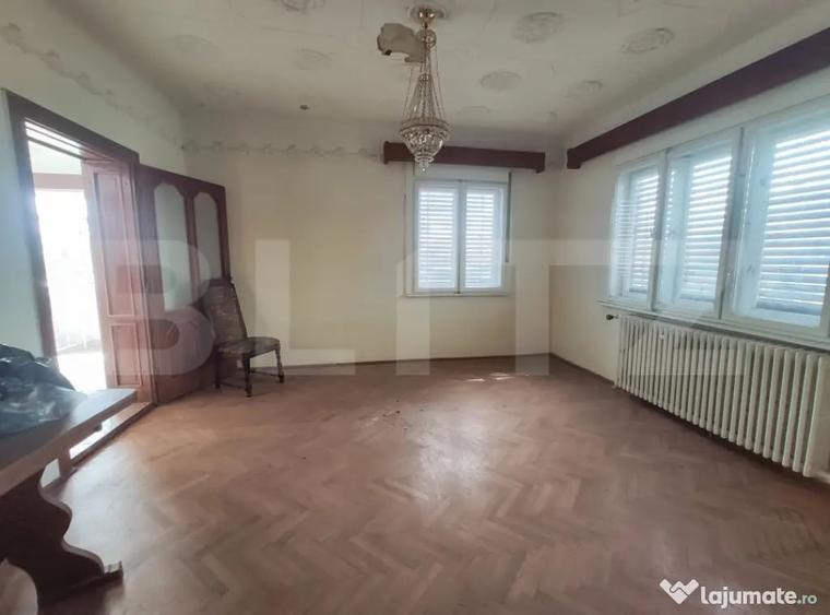Casă cu 4 camere cu Teren 1100 Mp în Central
