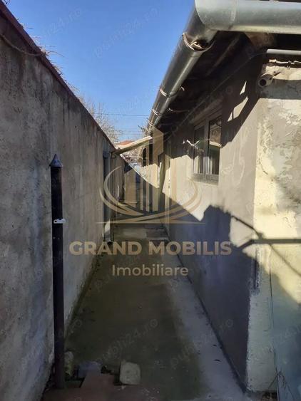 Casă individuală cu 6 camere cu Canalizare în Lipovei