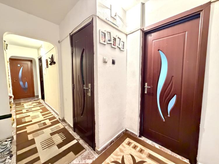 Apartament cu 3 camere decomandat, mobilat în Lunei
