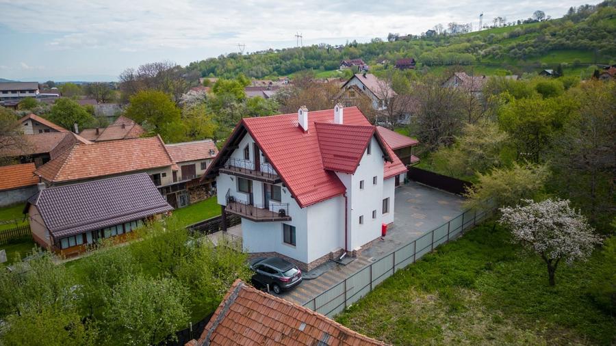 Casă cu 7 camere cu Canalizare în Bran