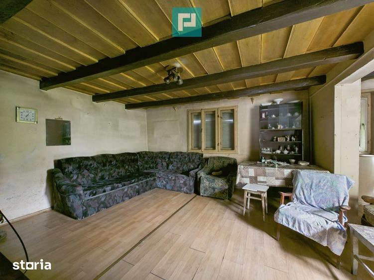 Casă cu 2 camere cu Teren 2473 Mp în Conop