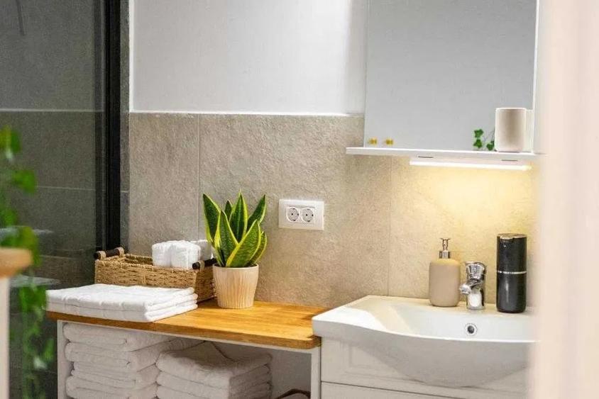 Apartament cu 3 camere semidecomandat, mobilat în Calea Călărașilor