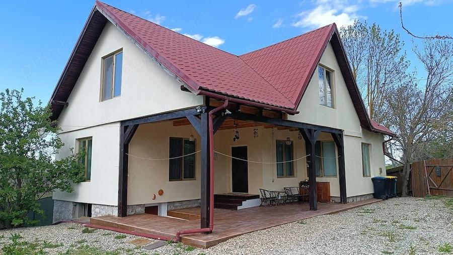 Casă cu Teren 2135 Mp în Petrești