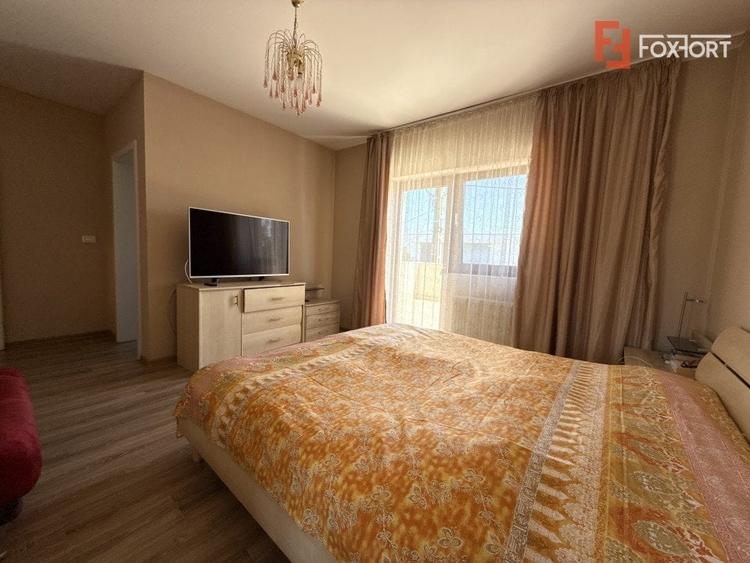 Casă individuală cu 8 camere cu Canalizare în Mehala