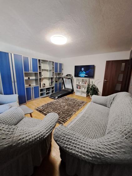 Apartament cu 3 camere decomandat în Uiești