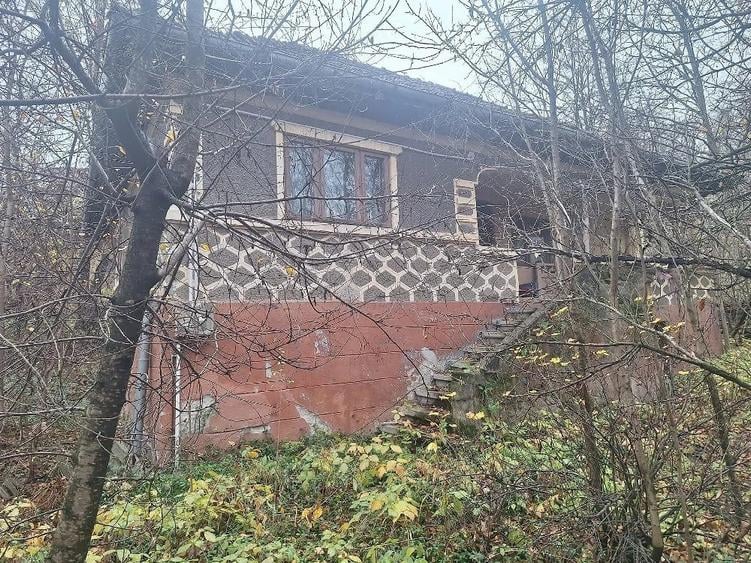 Casă cu 3 camere cu Teren 2000 Mp în Teișani
