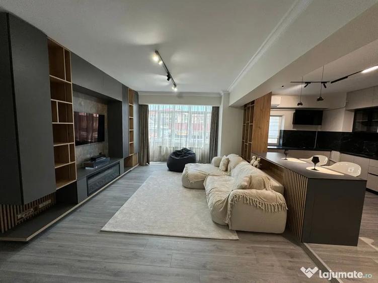 Apartament cu 4 camere decomandat în Central