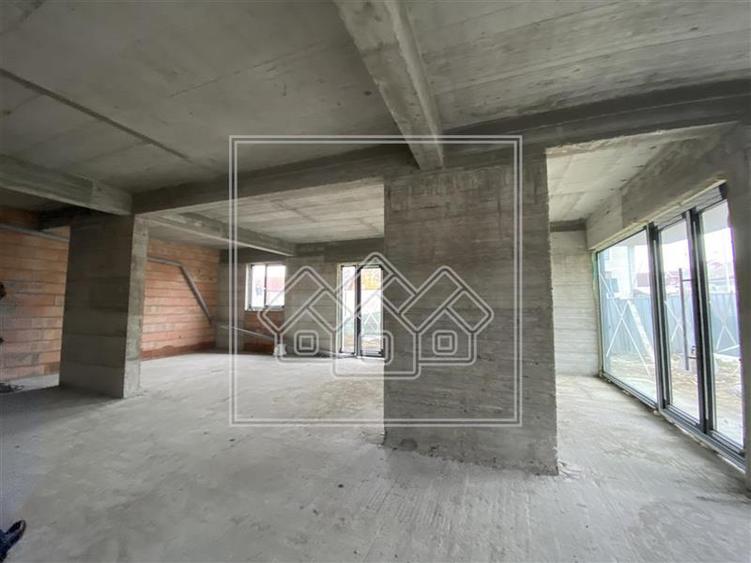 Spațiu comercial, de 147.39999389648 mp, în Piața Cluj