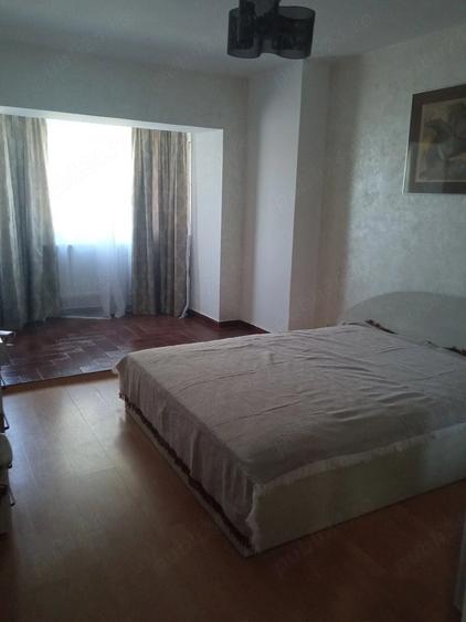 Apartament cu 3 camere semidecomandat în Faleza Nord