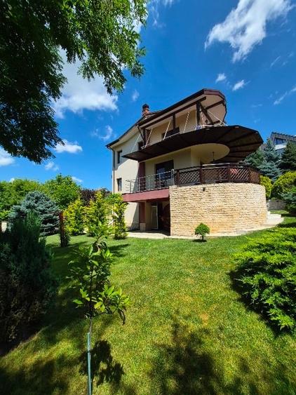 Casă individuală cu 7 camere cu Canalizare în Bucium