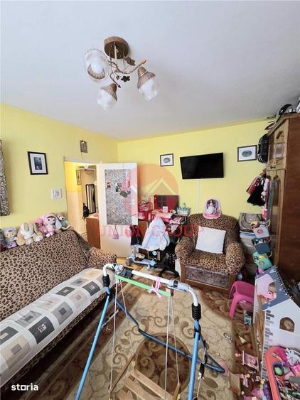 Apartament cu 3 camere decomandat în Est