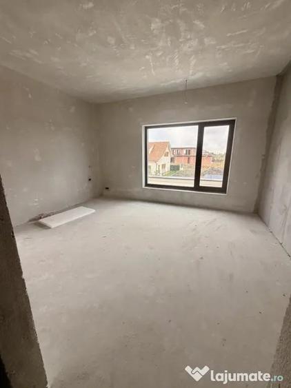 Casă cu 4 camere cu Teren 300 Mp în Dumbrăvița