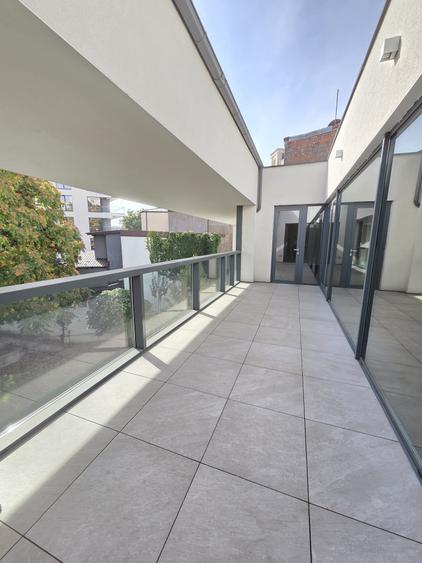Apartament cu 4 camere decomandat în Națiunile Unite