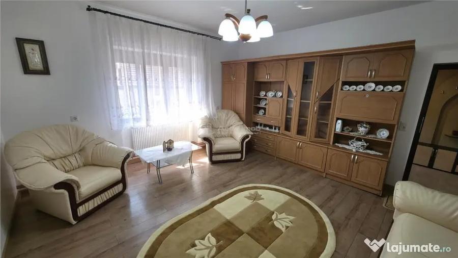 Casă cu 8 camere cu Teren 432 Mp în Central