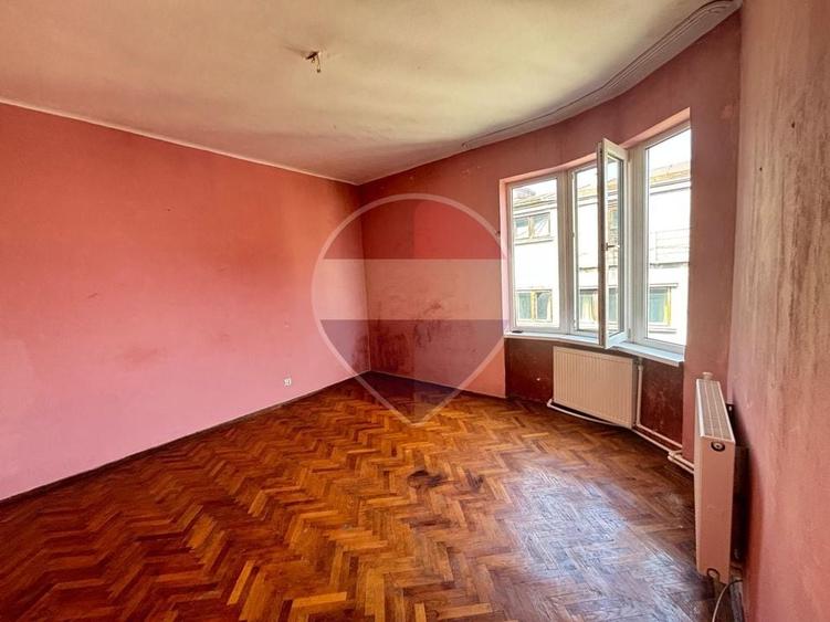Apartament cu 3 camere semidecomandat în Periferie