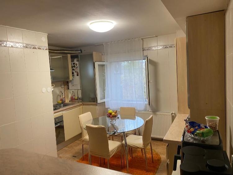 Apartament cu 4 camere decomandat în Micro 2