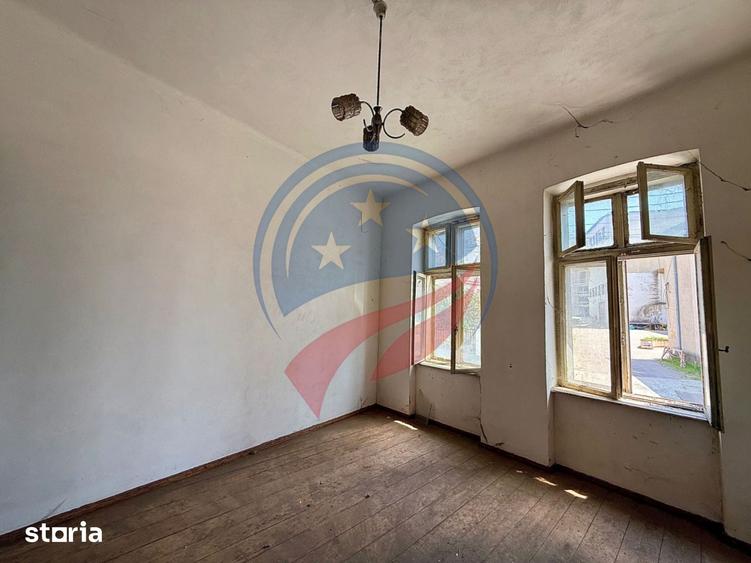 Casă cu 7 camere cu Teren 330 Mp în Central