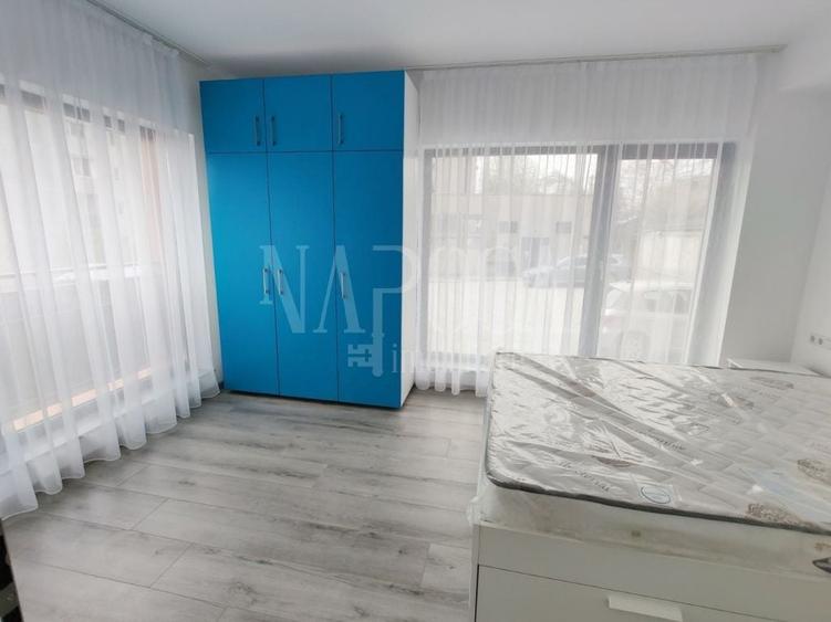 Apartament cu 8 camere decomandat în Gruia