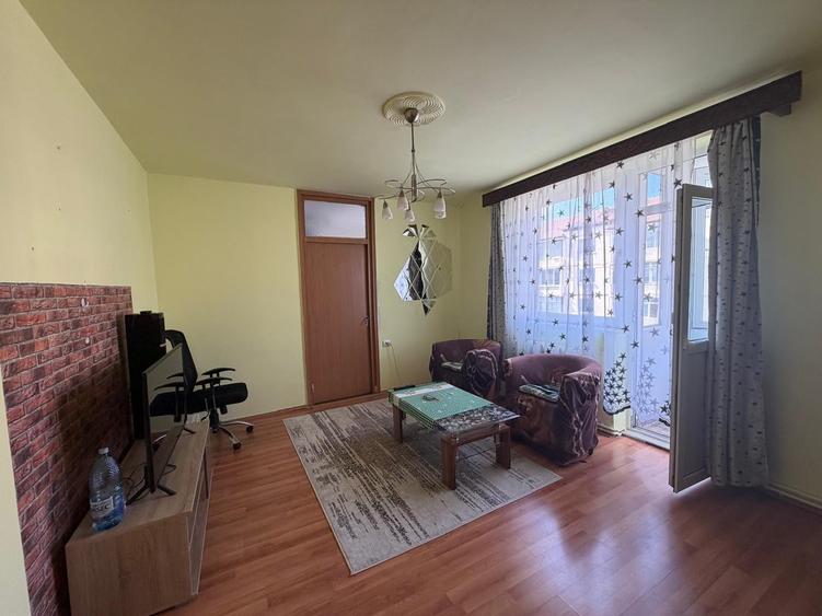 Apartament cu 3 camere semidecomandat în Cedonia