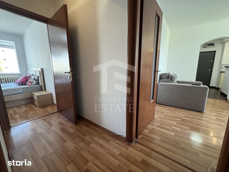 Apartament cu 3 camere semidecomandat în Tei