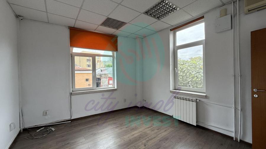 Casă individuală cu 9 camere cu Canalizare în Moșilor