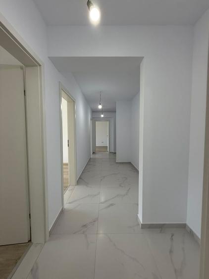 Apartament cu 3 camere decomandat în Tractorul