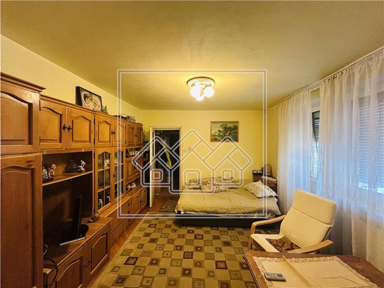 Apartament cu 3 camere semidecomandat în Cedonia