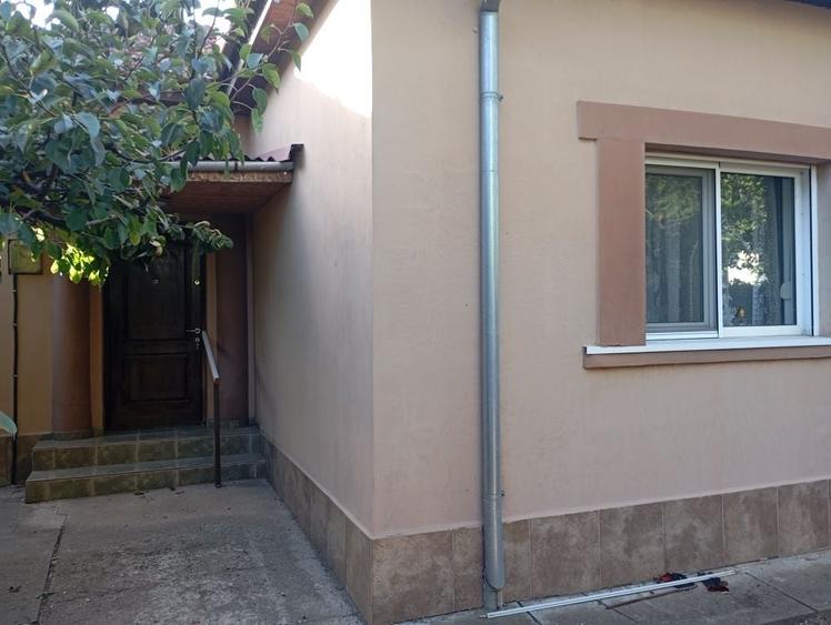 Proprietar vand casa cu713m teren in Calea Lipovei pe str ion Roata nr51 cu 4camere 2 bai si 2 bucatari camera tehnica , camara si garaj - 8