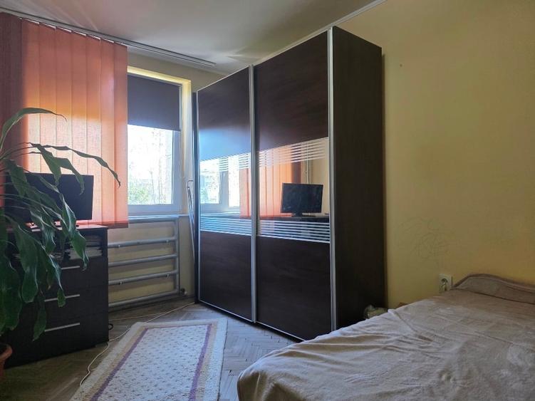 Apartament cu 3 camere semidecomandat, mobilat în Far