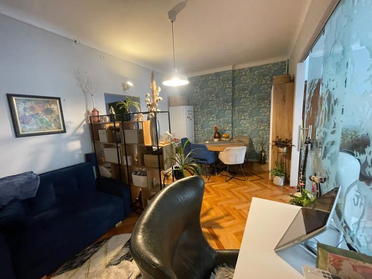 Apartament cu 3 camere semidecomandat, mobilat în Central — fotografia 3
