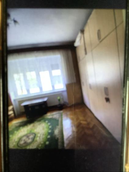 Inchiriez un apartament central. cu 2 , camere , living, curte - 4