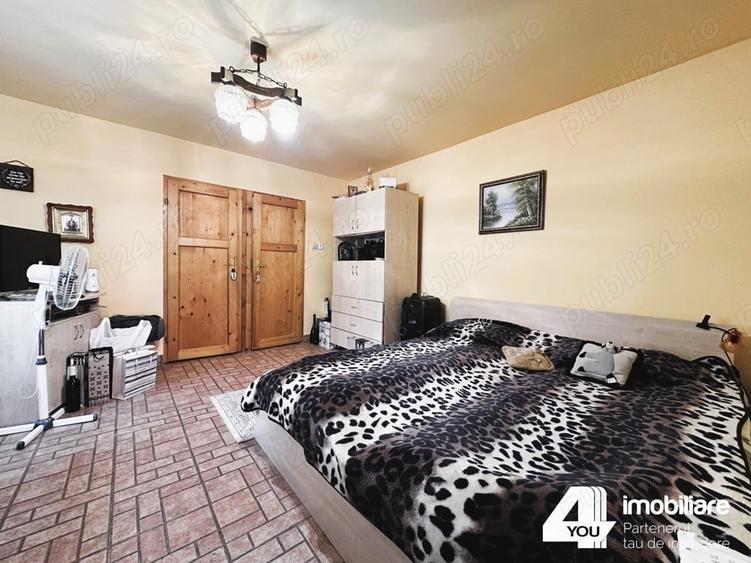 Casă cu 7 camere cu Teren 5158 Mp în Groși