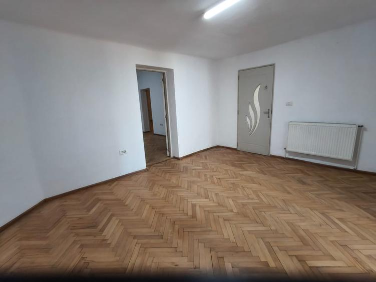 Casă individuală cu 5 camere cu Canalizare în Lunei