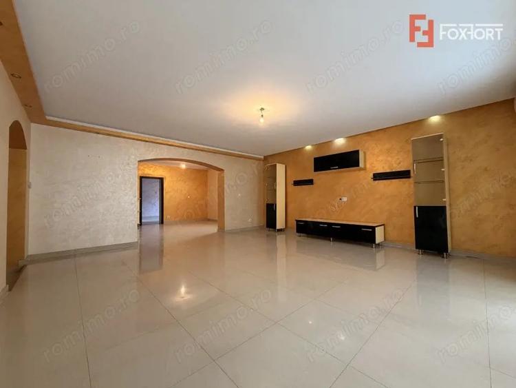 Casă cu 11 camere cu Teren 610 Mp în Central