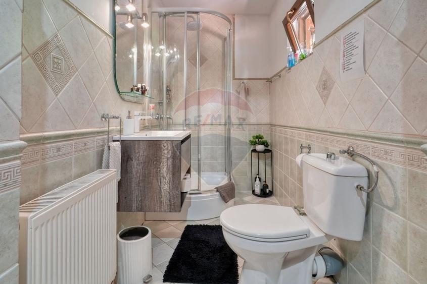 Casă individuală cu 7 camere cu Teren 3735 Mp în Exterior Vest