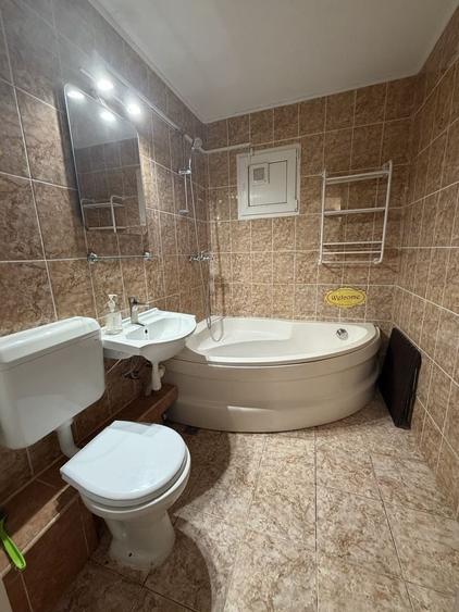Apartament cu 3 camere decomandat în Noua