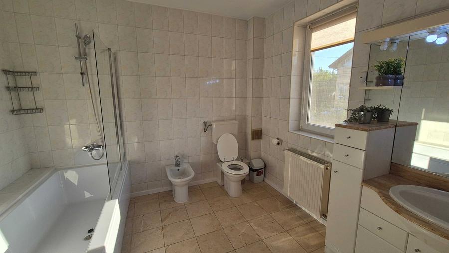 Casă cu 4 camere cu Teren 352 Mp în Central