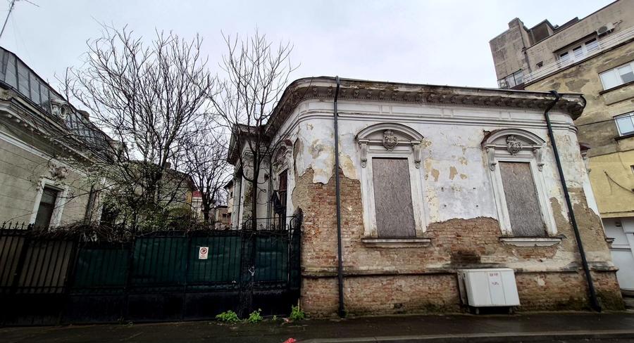 Casă individuală cu 16 camere cu Canalizare în Unirii