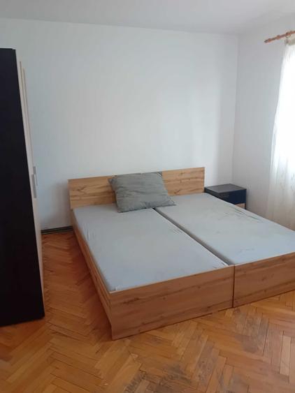 Apartament cu 3 camere decomandat în Craiovița Nouă