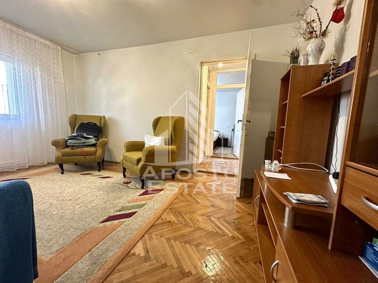 Apartament cu 3 camere semidecomandat, mobilat în Girocului