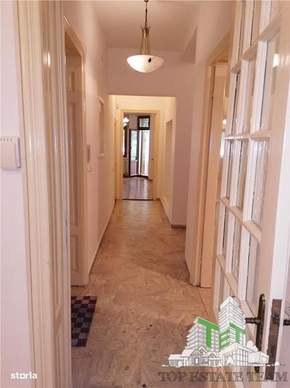 Apartament cu 3 camere, mobilat în Magheru
