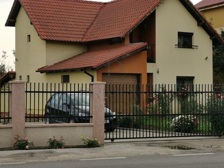 Casă individuală cu 4 camere cu Canalizare în Utvin