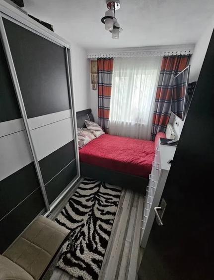 Apartament cu 3 camere semidecomandat, mobilat în Podu Roș
