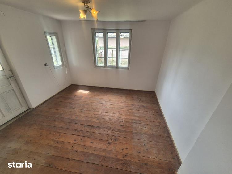 Casă cu 5 camere cu Teren 843 Mp în Ceauru