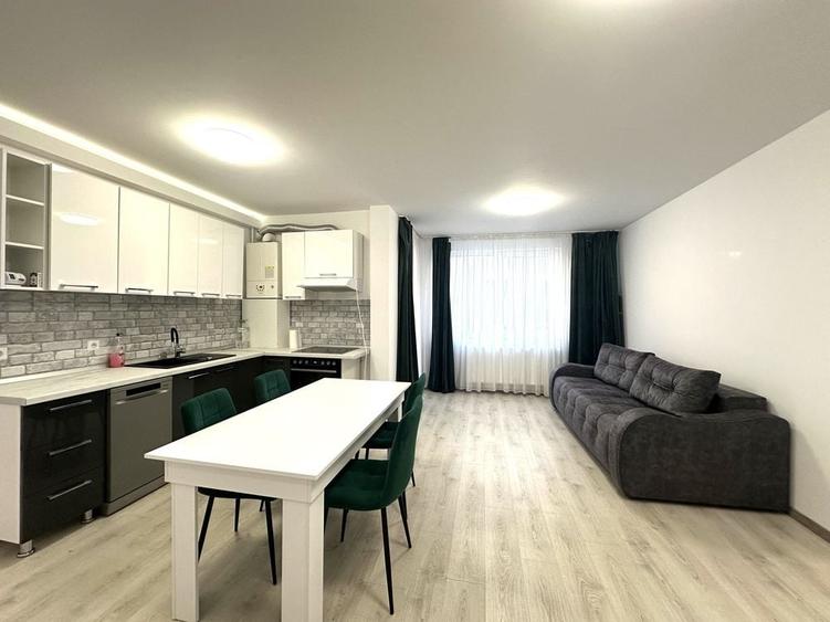Apartament cu 3 camere semidecomandat în Florești