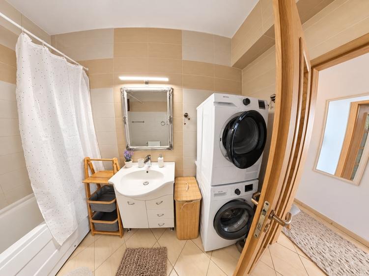 Apartament cu 3 camere decomandat, mobilat în Central