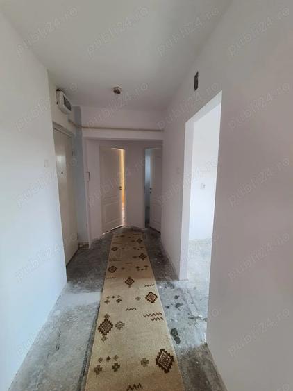 Apartament cu 3 camere semidecomandat în Carei