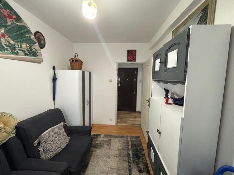 Apartament cu 3 camere semidecomandat, mobilat în Hipodrom 2